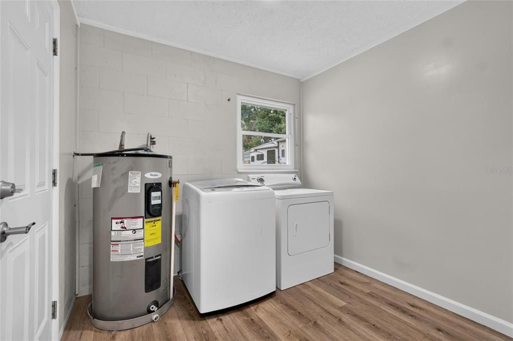 For Sale: $385,000 (3 beds, 2 baths, 1294 Square Feet)