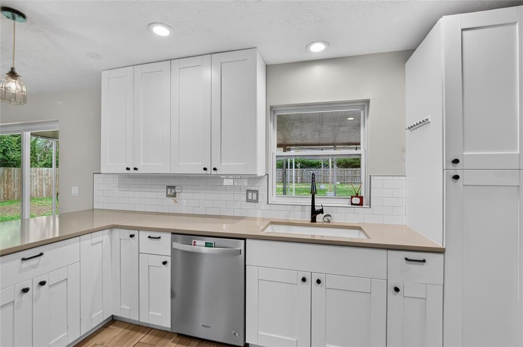 For Sale: $385,000 (3 beds, 2 baths, 1294 Square Feet)