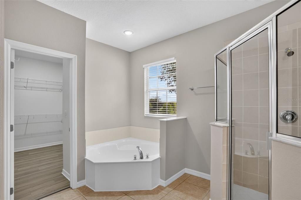 En Venta: $549,900 (4 camas, 3 baños, 3004 Pies cuadrados)