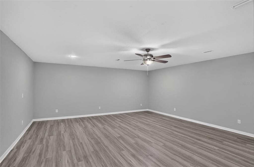 En Venta: $549,900 (4 camas, 3 baños, 3004 Pies cuadrados)