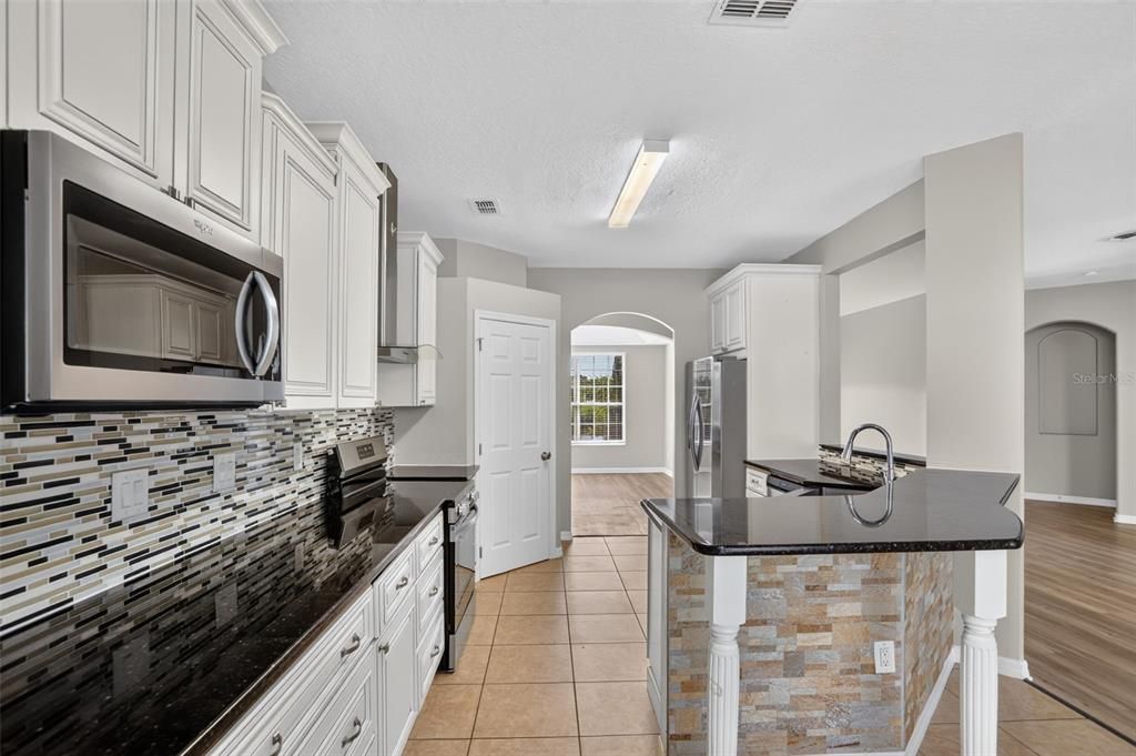 En Venta: $549,900 (4 camas, 3 baños, 3004 Pies cuadrados)