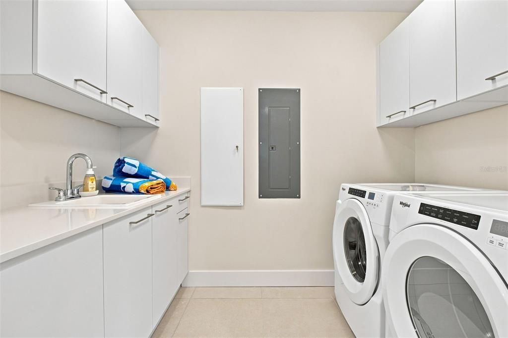 В аренду: $13,000 (2 спален, 2 ванн, 2347 Квадратных фут)