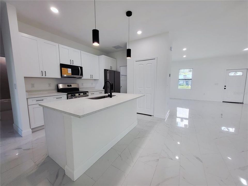 En Renta: $2,499 (3 camas, 2 baños, 1845 Pies cuadrados)