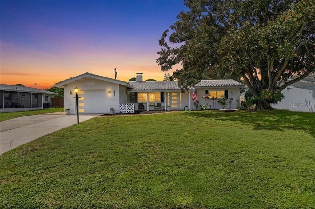 Active With Contract: $545,000 (3 beds, 2 baths, 1592 Square Feet)