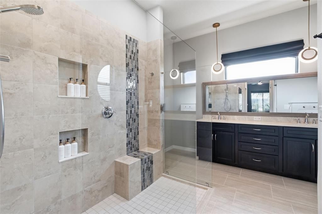 Activo con contrato: $670,000 (4 camas, 3 baños, 2530 Pies cuadrados)