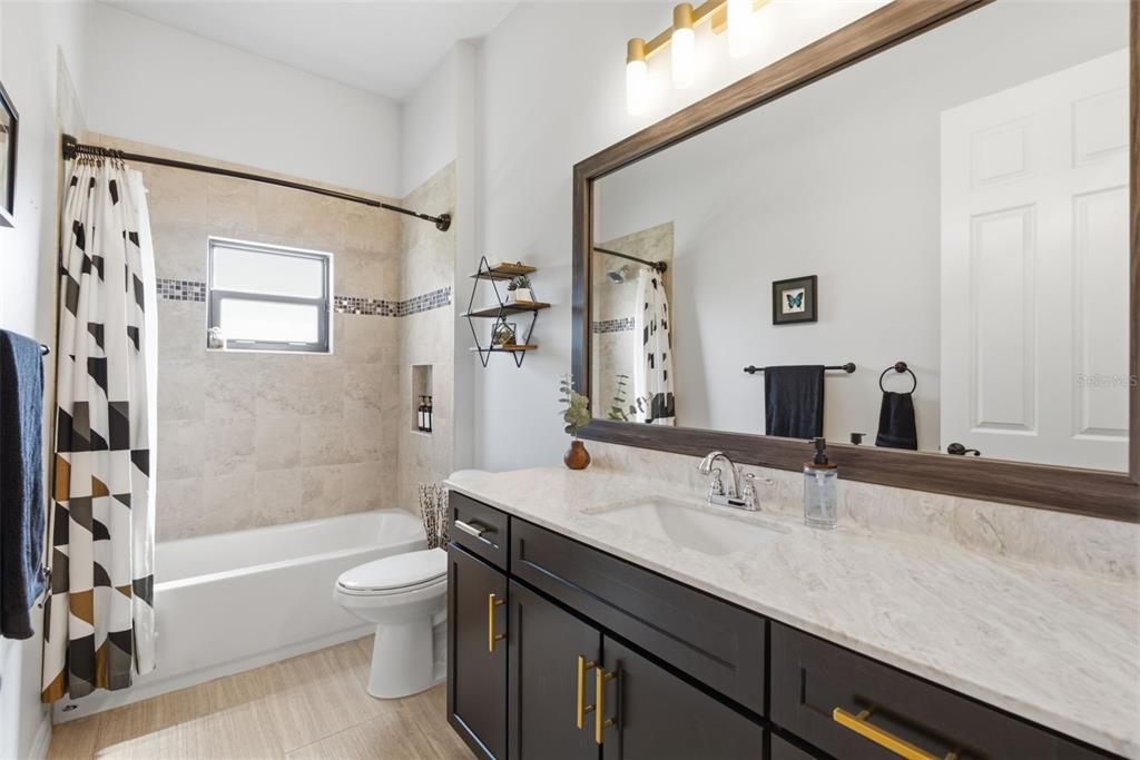 Activo con contrato: $670,000 (4 camas, 3 baños, 2530 Pies cuadrados)