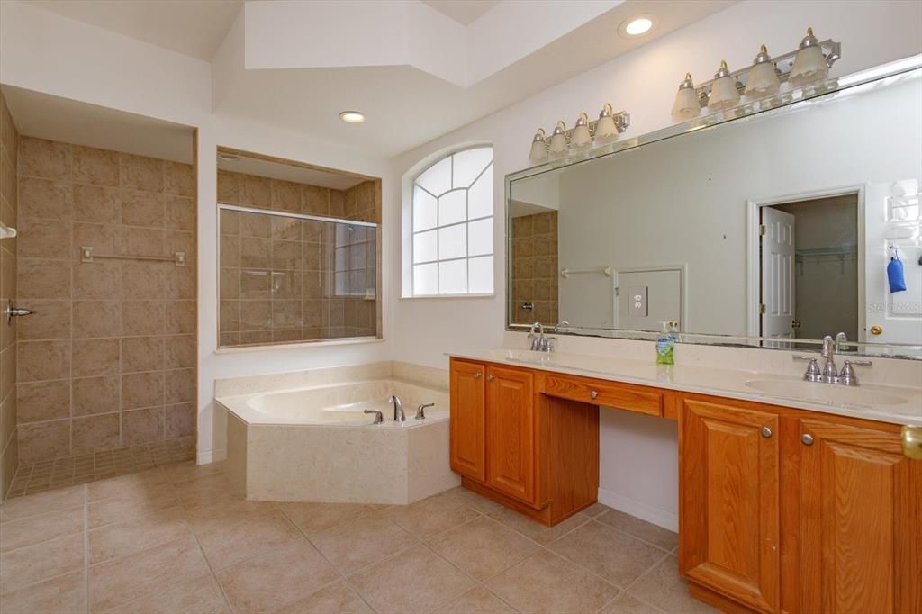 For Sale: $580,000 (5 beds, 4 baths, 2984 Square Feet)