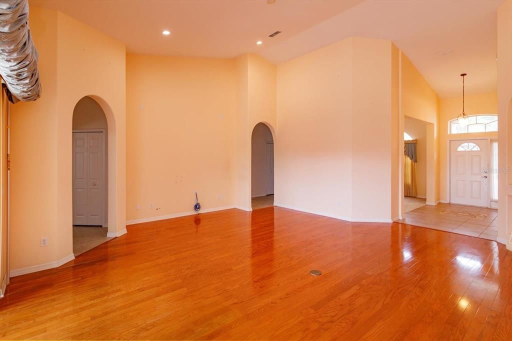 For Sale: $580,000 (5 beds, 4 baths, 2984 Square Feet)