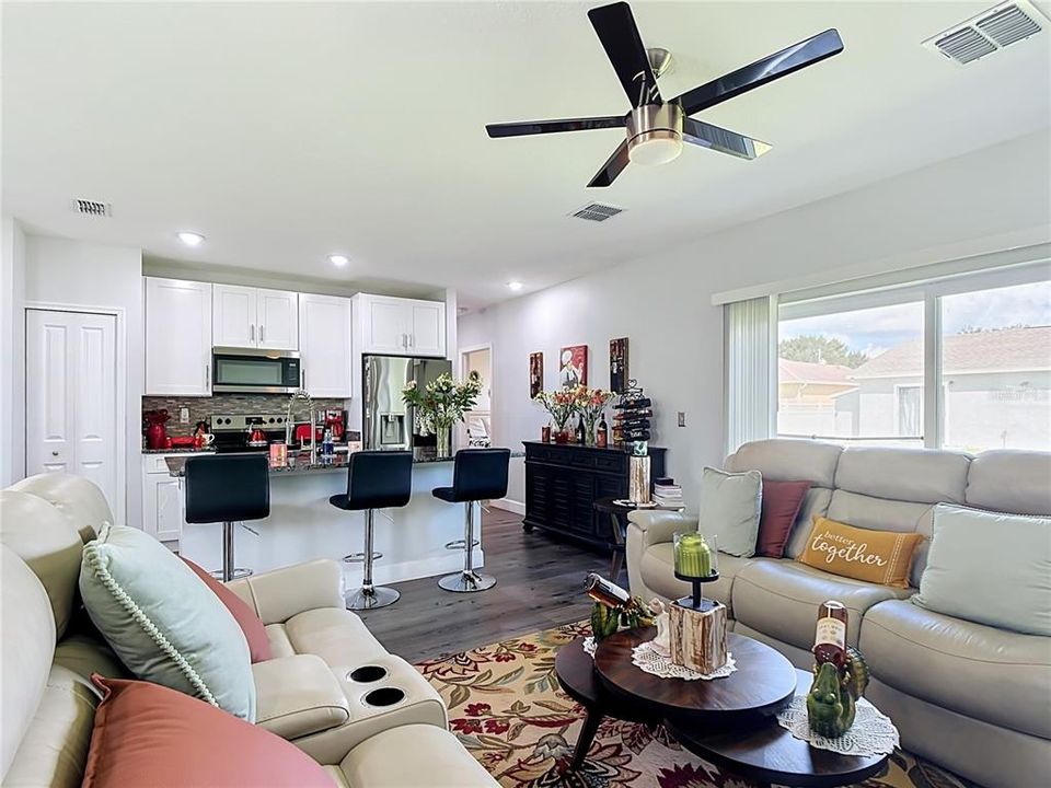 For Sale: $290,000 (3 beds, 2 baths, 1279 Square Feet)