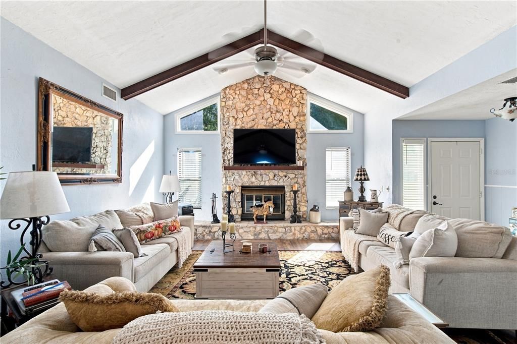 For Sale: $365,000 (3 beds, 2 baths, 1886 Square Feet)