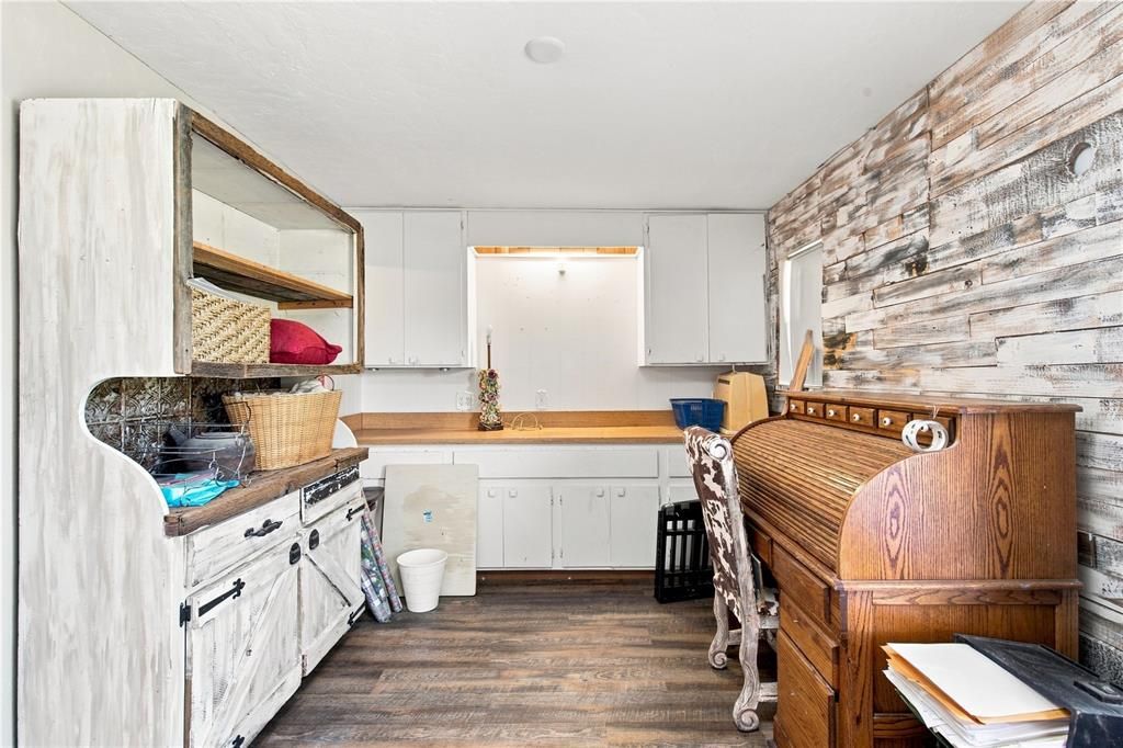 For Sale: $365,000 (3 beds, 2 baths, 1886 Square Feet)