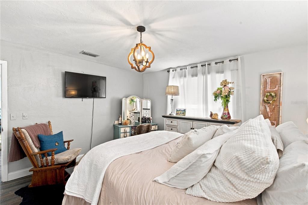 For Sale: $365,000 (3 beds, 2 baths, 1886 Square Feet)