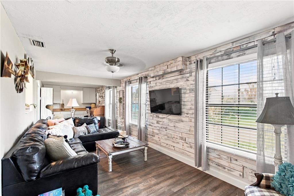 For Sale: $365,000 (3 beds, 2 baths, 1886 Square Feet)