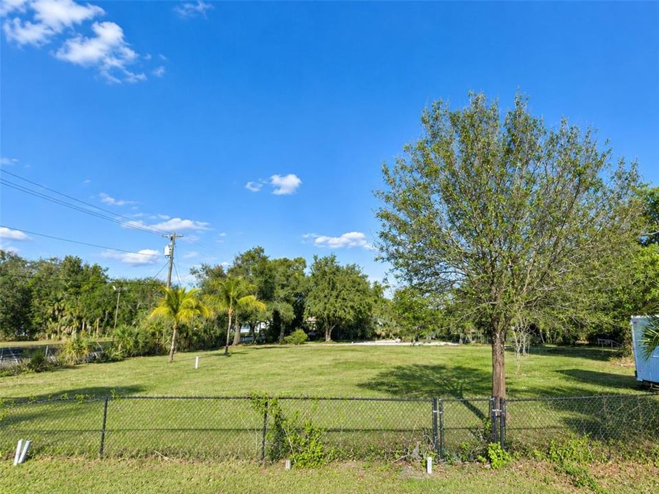 На продажу: $175,000 (1.06 acres)