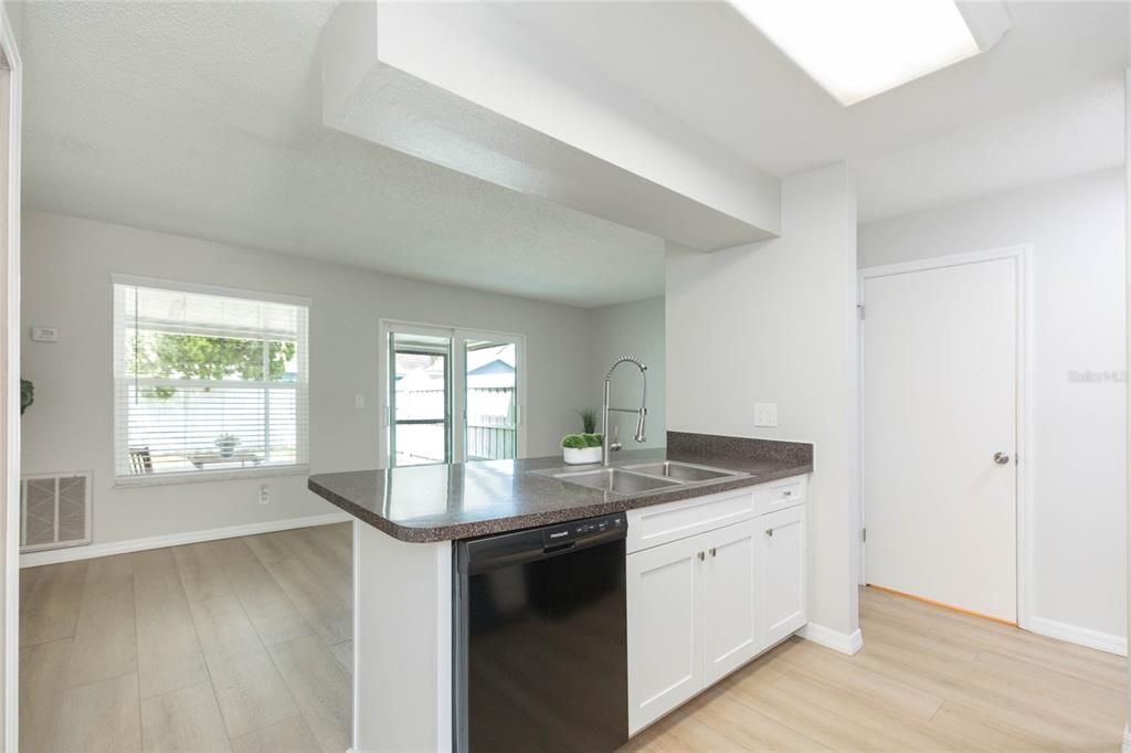 For Sale: $249,900 (2 beds, 2 baths, 1134 Square Feet)