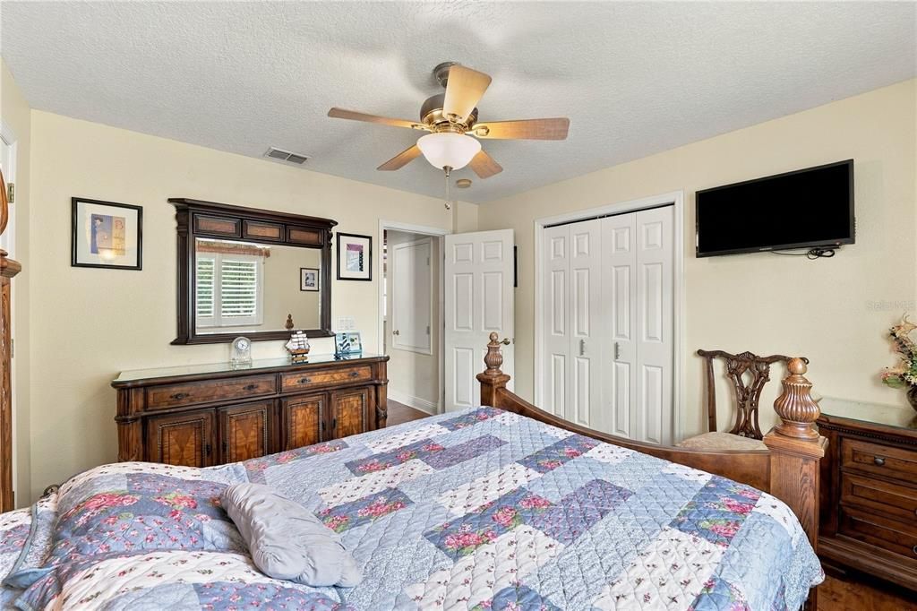 Activo con contrato: $560,000 (8 camas, 5 baños, 4200 Pies cuadrados)