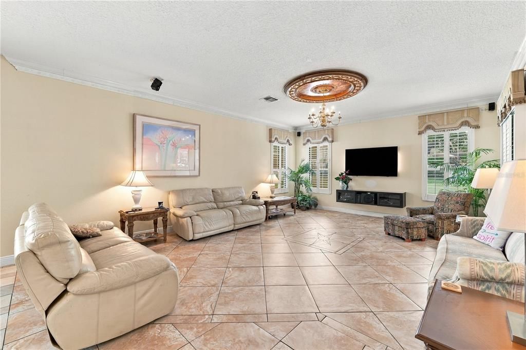 Activo con contrato: $560,000 (8 camas, 5 baños, 4200 Pies cuadrados)