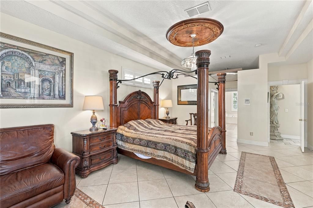 Activo con contrato: $560,000 (8 camas, 5 baños, 4200 Pies cuadrados)