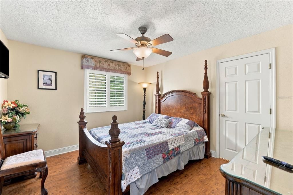 Activo con contrato: $560,000 (8 camas, 5 baños, 4200 Pies cuadrados)