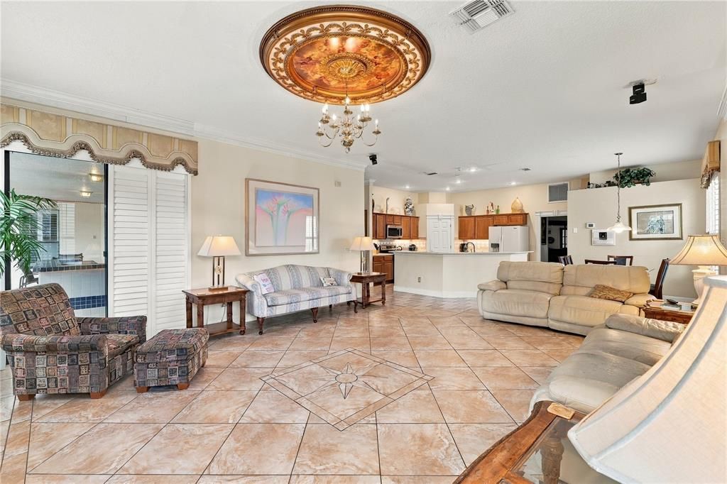 Activo con contrato: $560,000 (8 camas, 5 baños, 4200 Pies cuadrados)