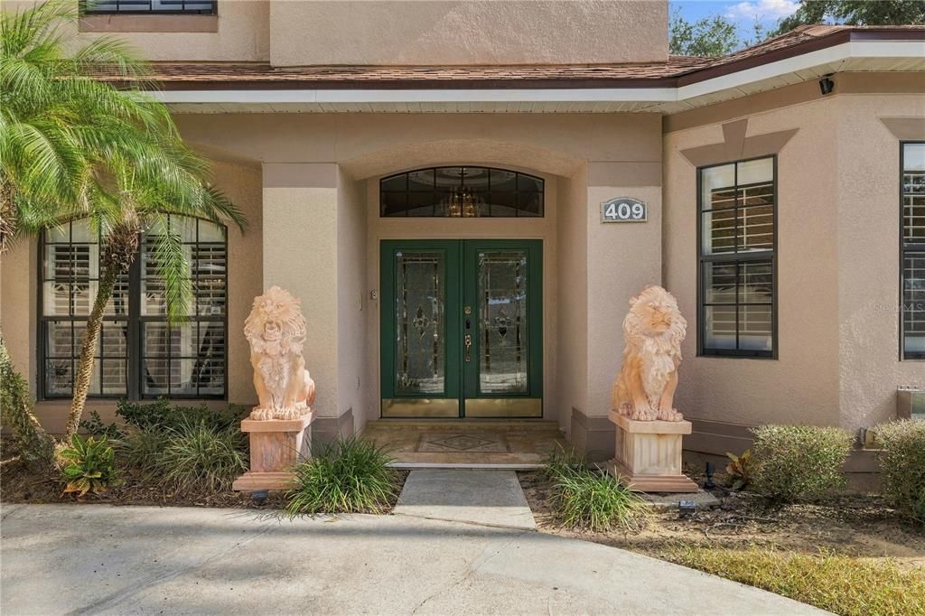 Activo con contrato: $560,000 (8 camas, 5 baños, 4200 Pies cuadrados)