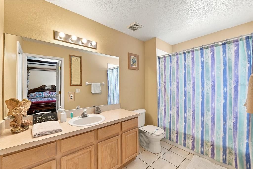 Activo con contrato: $560,000 (8 camas, 5 baños, 4200 Pies cuadrados)
