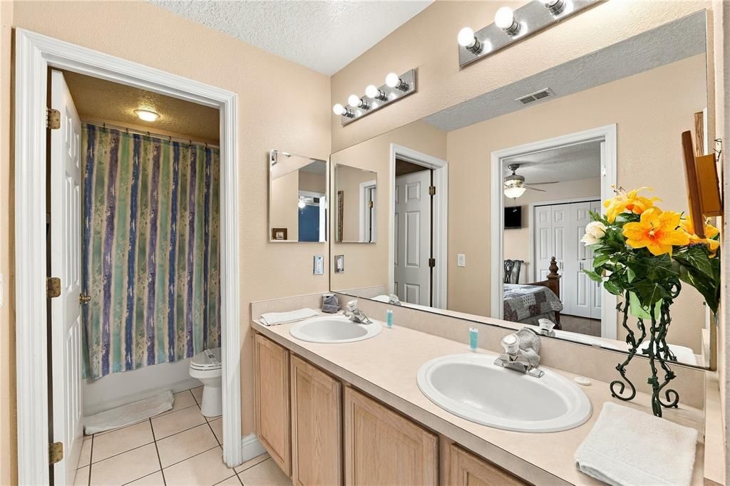 Activo con contrato: $560,000 (8 camas, 5 baños, 4200 Pies cuadrados)