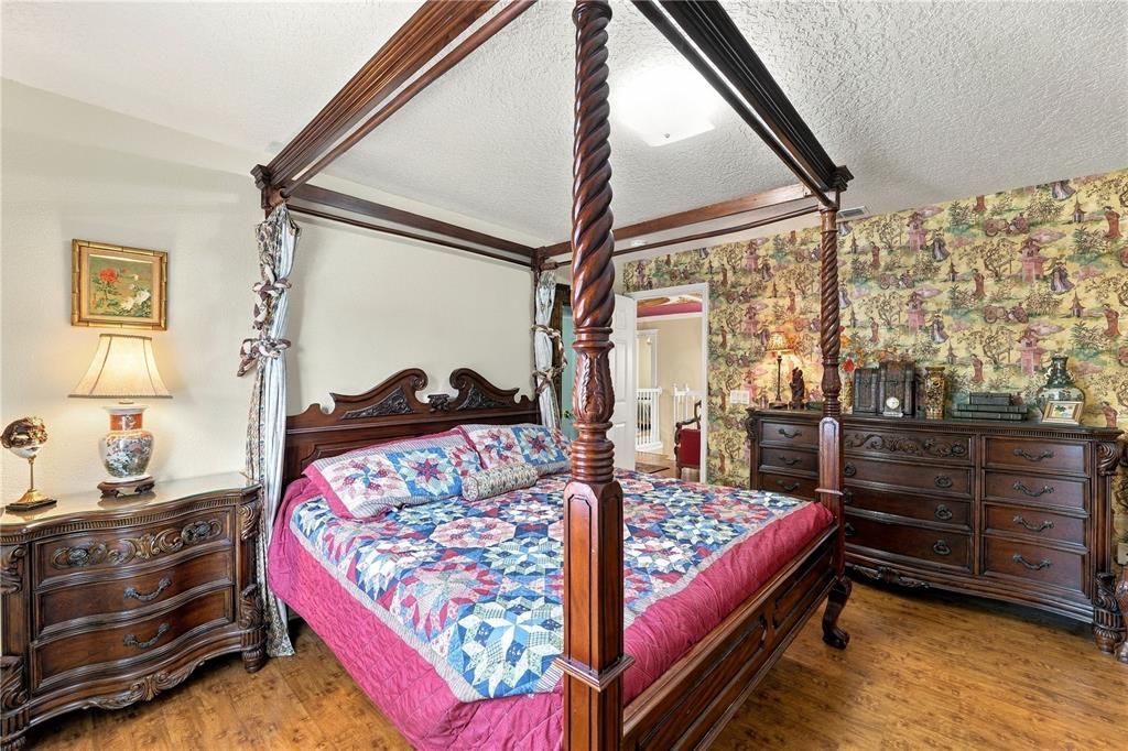 Activo con contrato: $560,000 (8 camas, 5 baños, 4200 Pies cuadrados)
