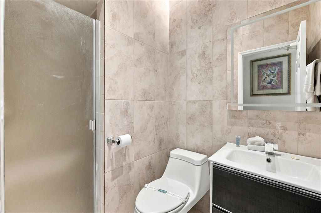 Activo con contrato: $560,000 (8 camas, 5 baños, 4200 Pies cuadrados)