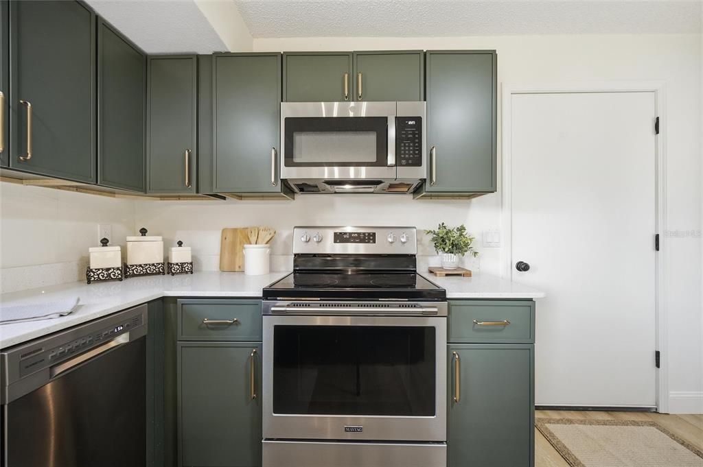 For Sale: $299,000 (2 beds, 1 baths, 864 Square Feet)