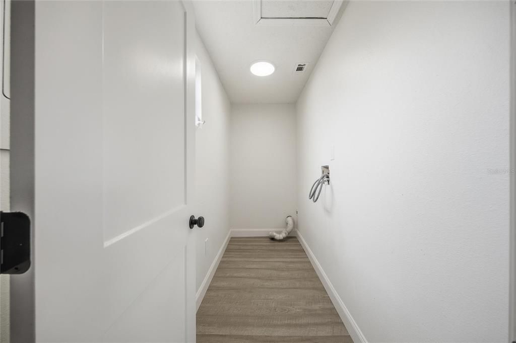 For Sale: $299,000 (2 beds, 1 baths, 864 Square Feet)