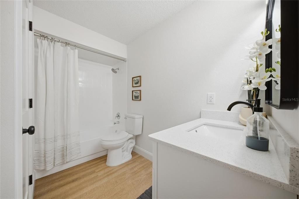 For Sale: $299,000 (2 beds, 1 baths, 864 Square Feet)