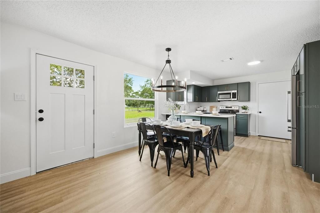 For Sale: $299,000 (2 beds, 1 baths, 864 Square Feet)