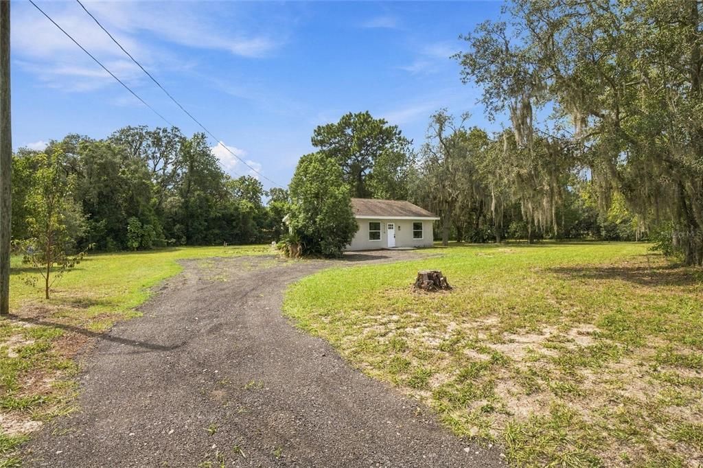 For Sale: $299,000 (2 beds, 1 baths, 864 Square Feet)