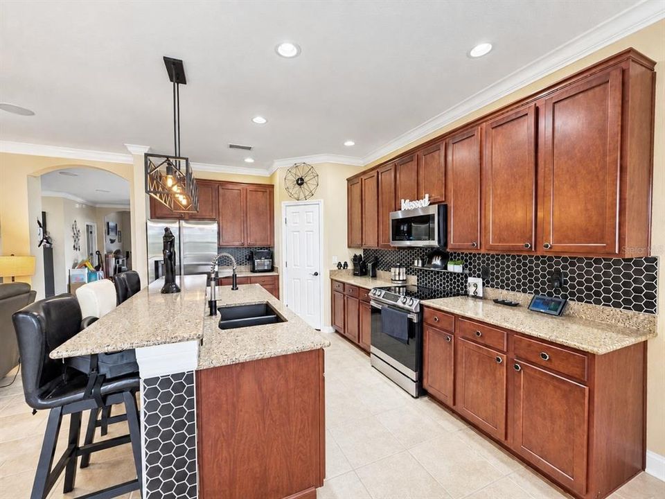 For Sale: $389,900 (2 beds, 2 baths, 2057 Square Feet)