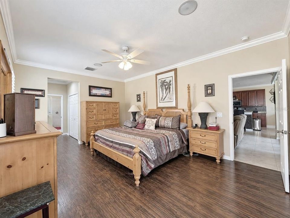 For Sale: $389,900 (2 beds, 2 baths, 2057 Square Feet)