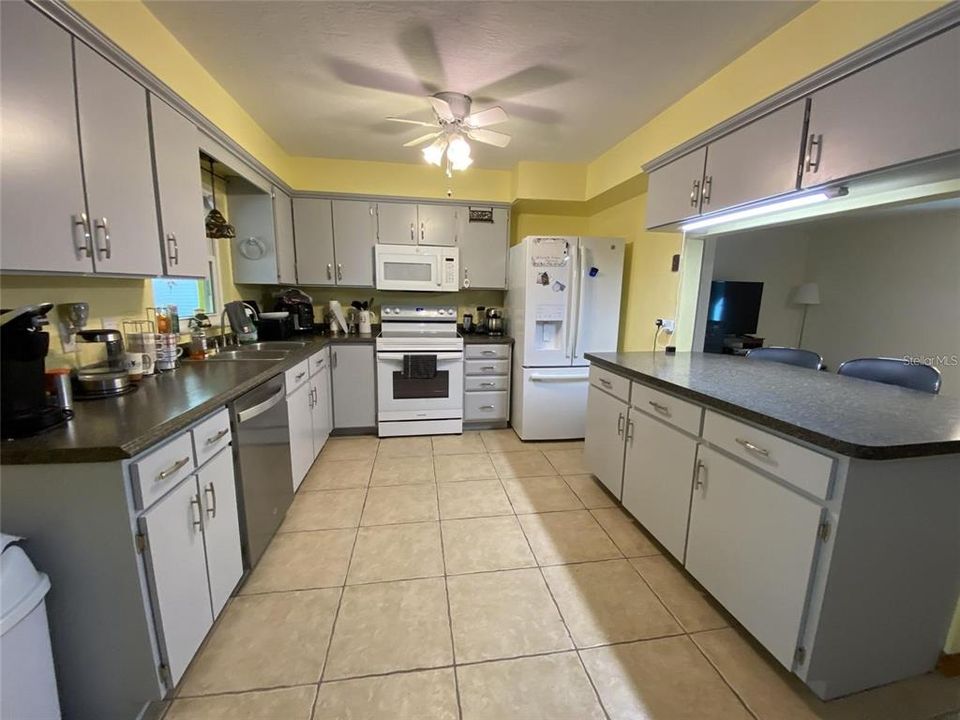 В аренду: $1,850 (2 спален, 2 ванн, 1400 Квадратных фут)