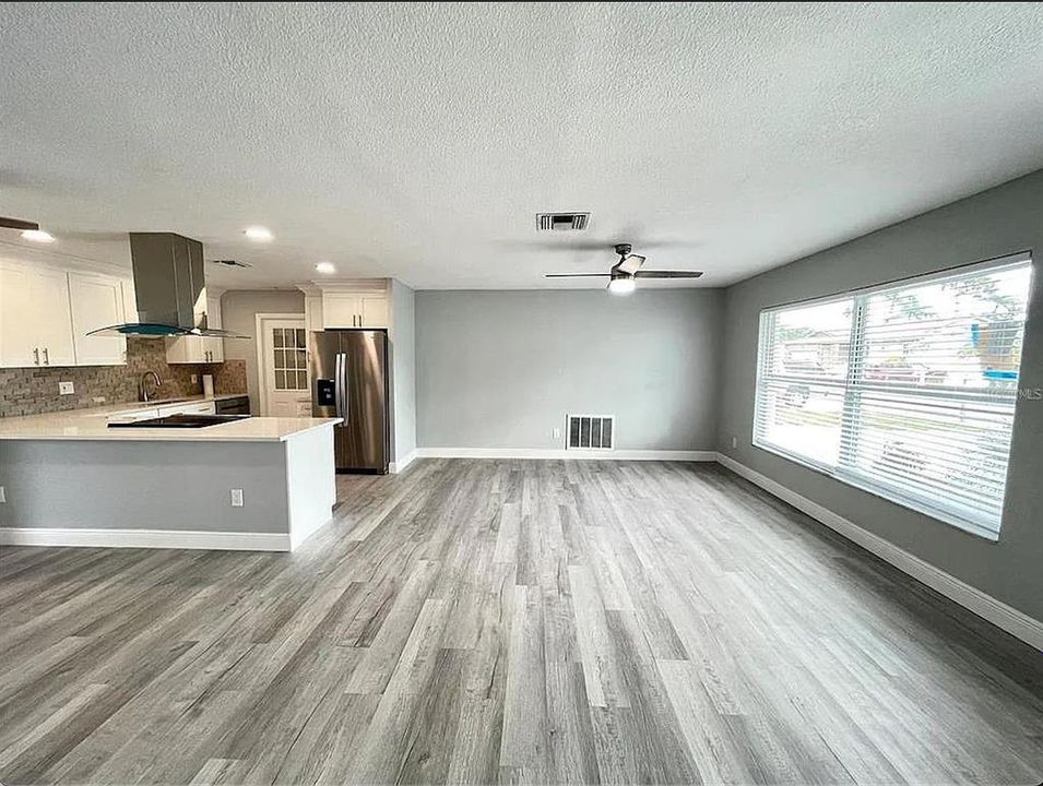 For Sale: $354,900 (3 beds, 2 baths, 1294 Square Feet)