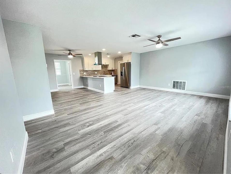 For Sale: $354,900 (3 beds, 2 baths, 1294 Square Feet)