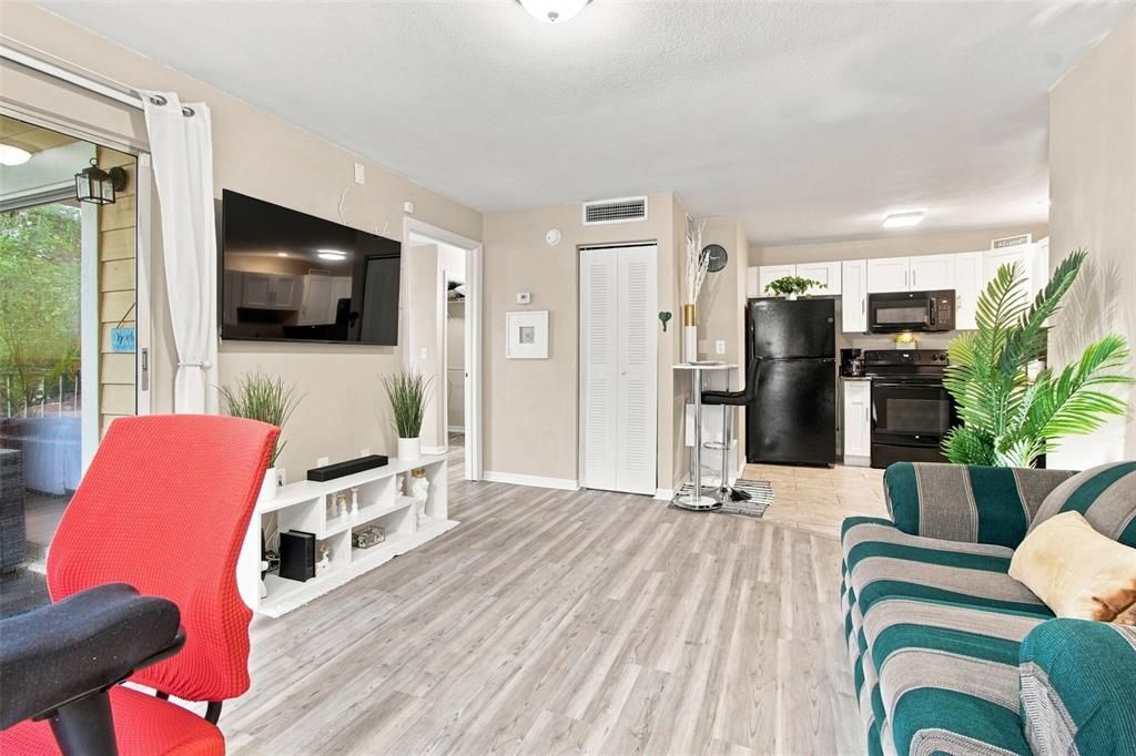 For Sale: $129,000 (1 beds, 1 baths, 593 Square Feet)