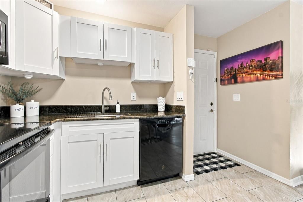 For Sale: $129,000 (1 beds, 1 baths, 593 Square Feet)