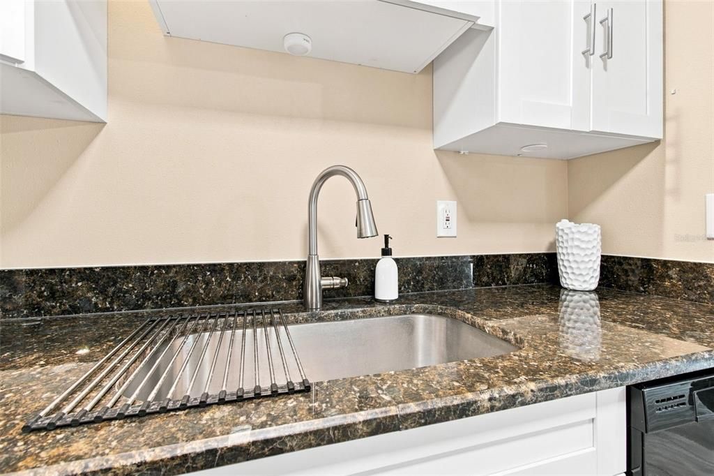 For Sale: $129,000 (1 beds, 1 baths, 593 Square Feet)