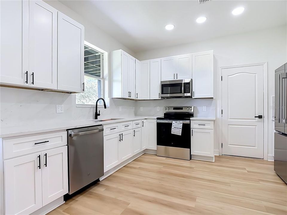 En Venta: $419,900 (4 camas, 2 baños, 2219 Pies cuadrados)
