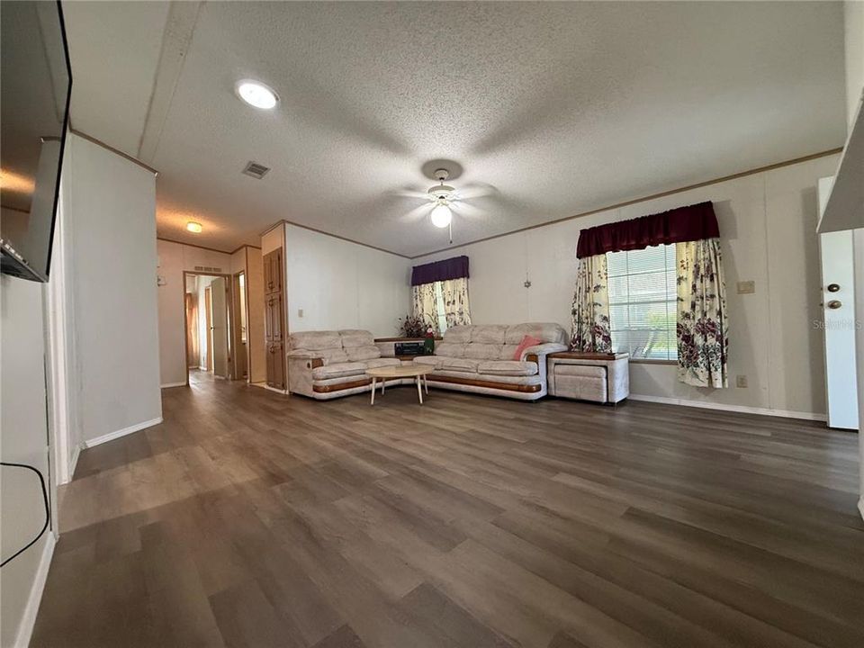 For Sale: $189,900 (2 beds, 2 baths, 1248 Square Feet)