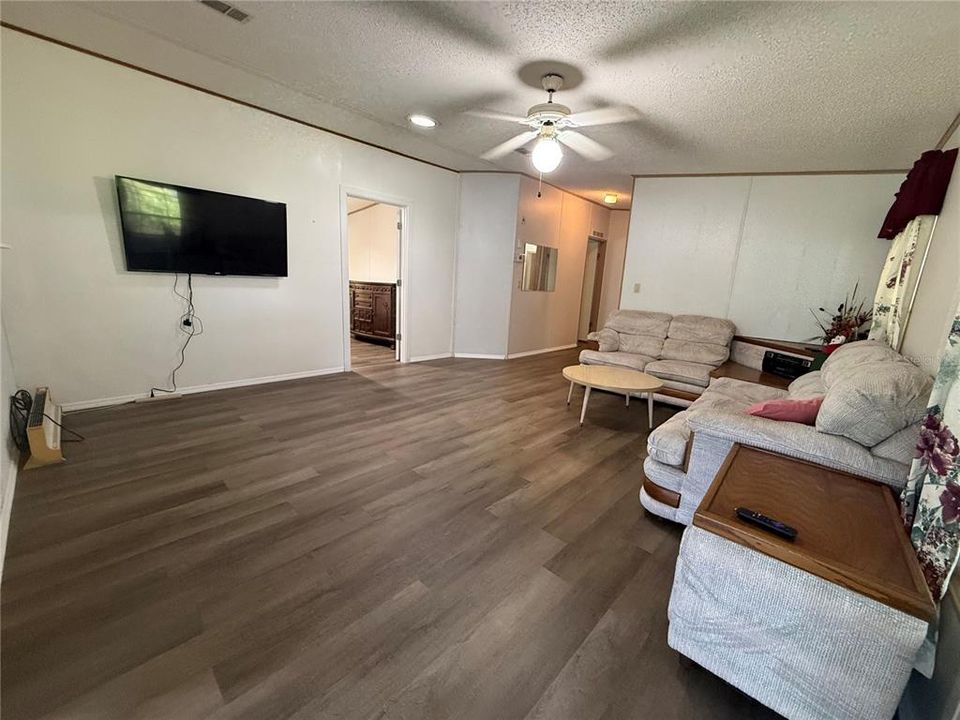 For Sale: $189,900 (2 beds, 2 baths, 1248 Square Feet)
