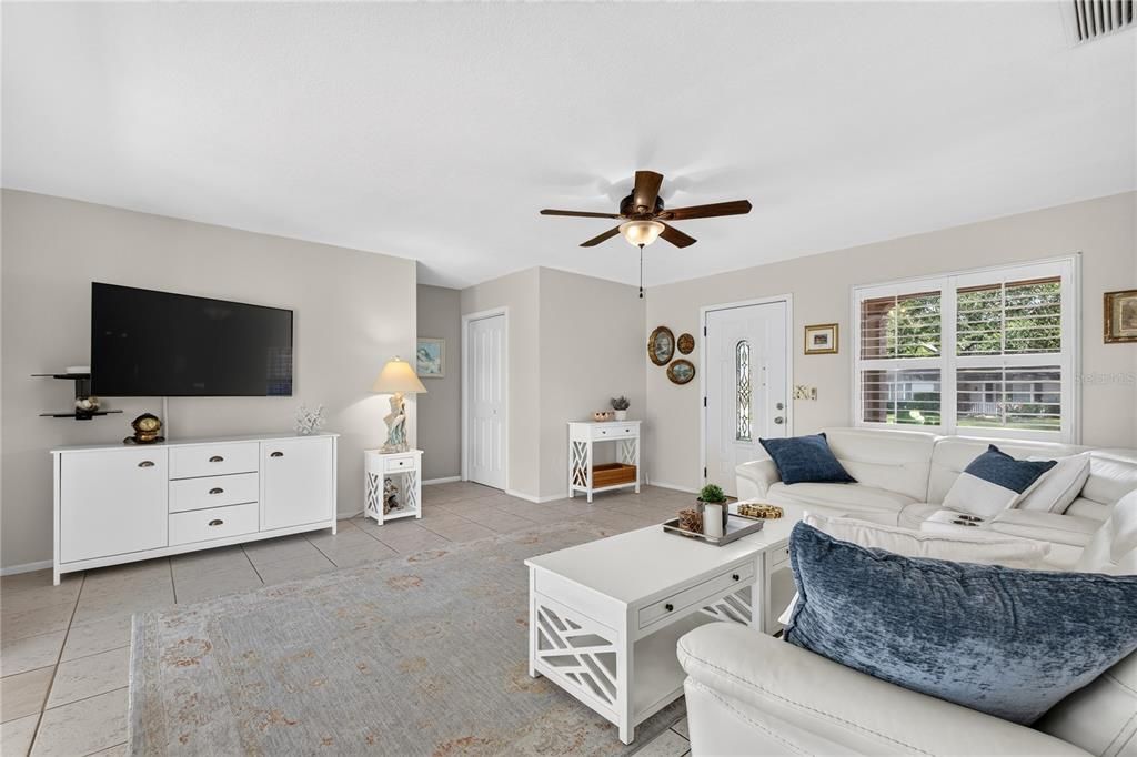 For Sale: $449,000 (2 beds, 2 baths, 1464 Square Feet)