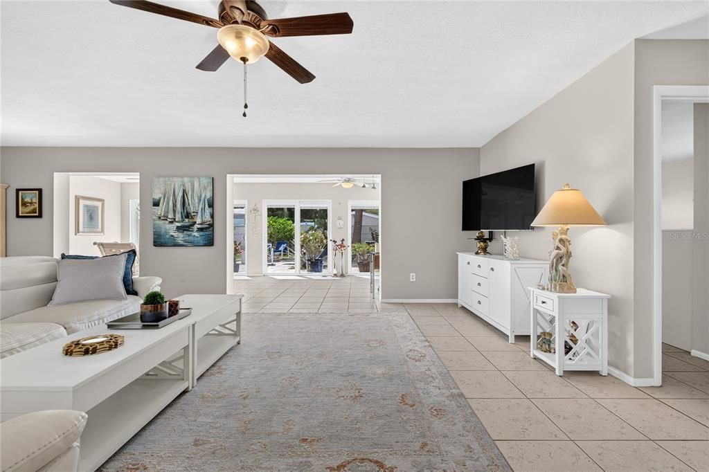 For Sale: $449,000 (2 beds, 2 baths, 1464 Square Feet)