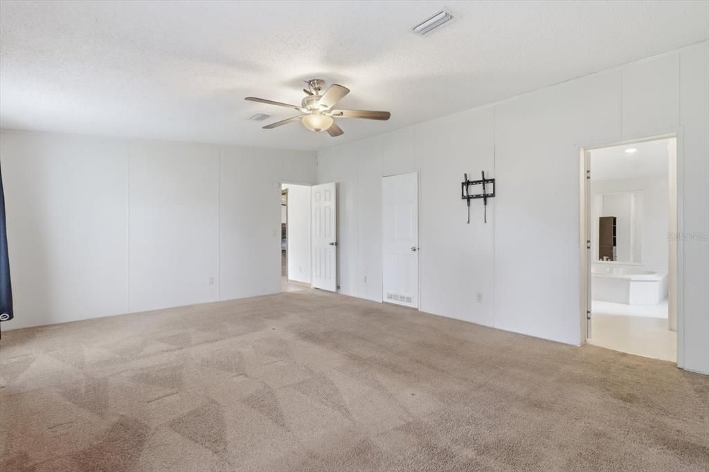 For Sale: $250,000 (5 beds, 3 baths, 2356 Square Feet)