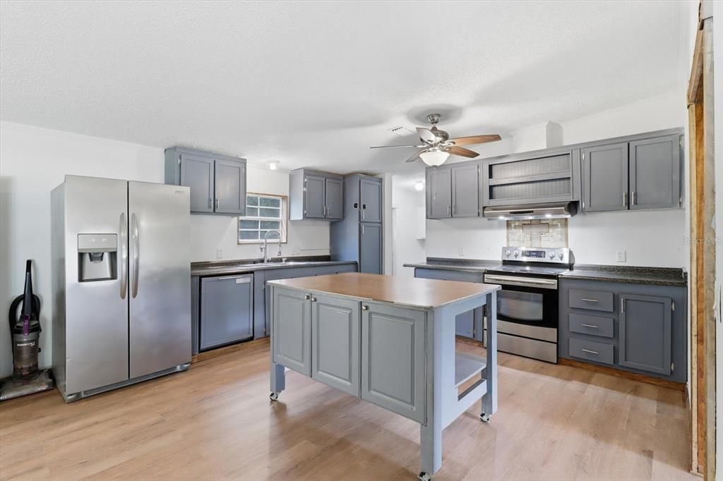 For Sale: $250,000 (5 beds, 3 baths, 2356 Square Feet)