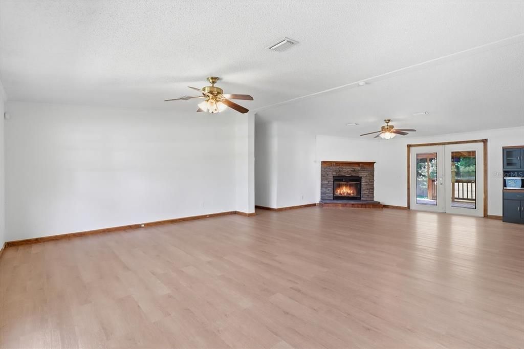 For Sale: $250,000 (5 beds, 3 baths, 2356 Square Feet)